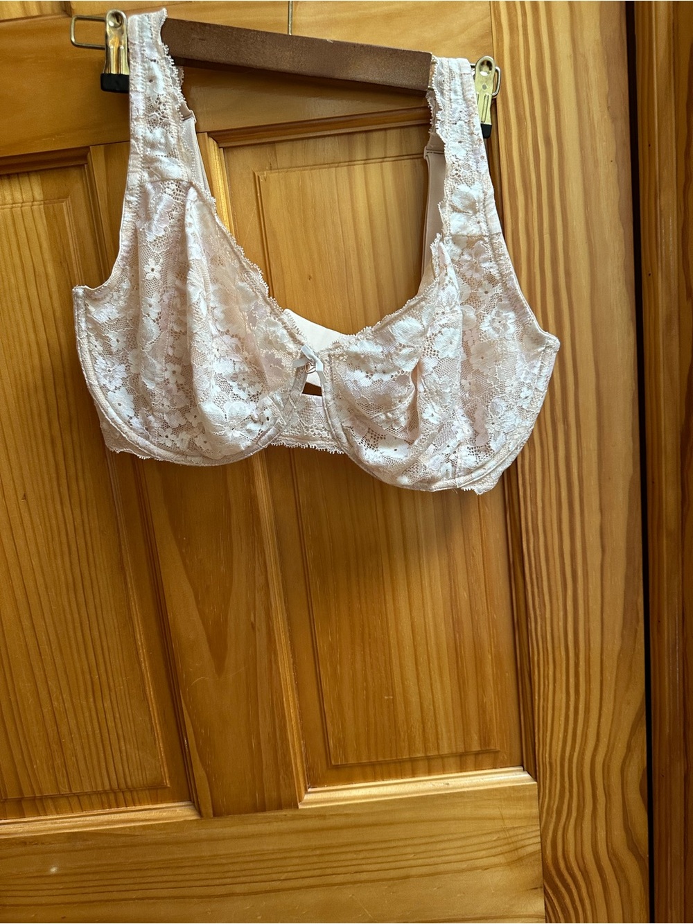 Victoria's Secret Floral Lace Underwire Bra in Light Beige